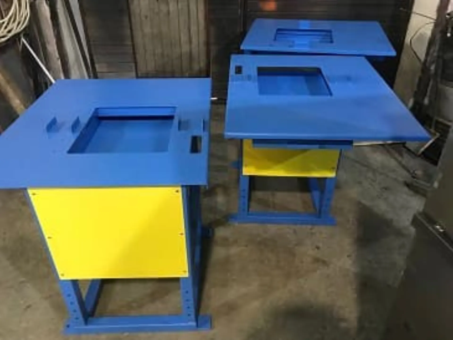 Тумбы с гнутыми панелями, RAL 5005 + жёлтый акцент